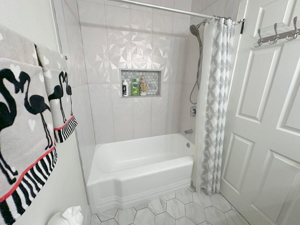 Spacious Disneyland 5 Bedroom 4 Bath House With Game *